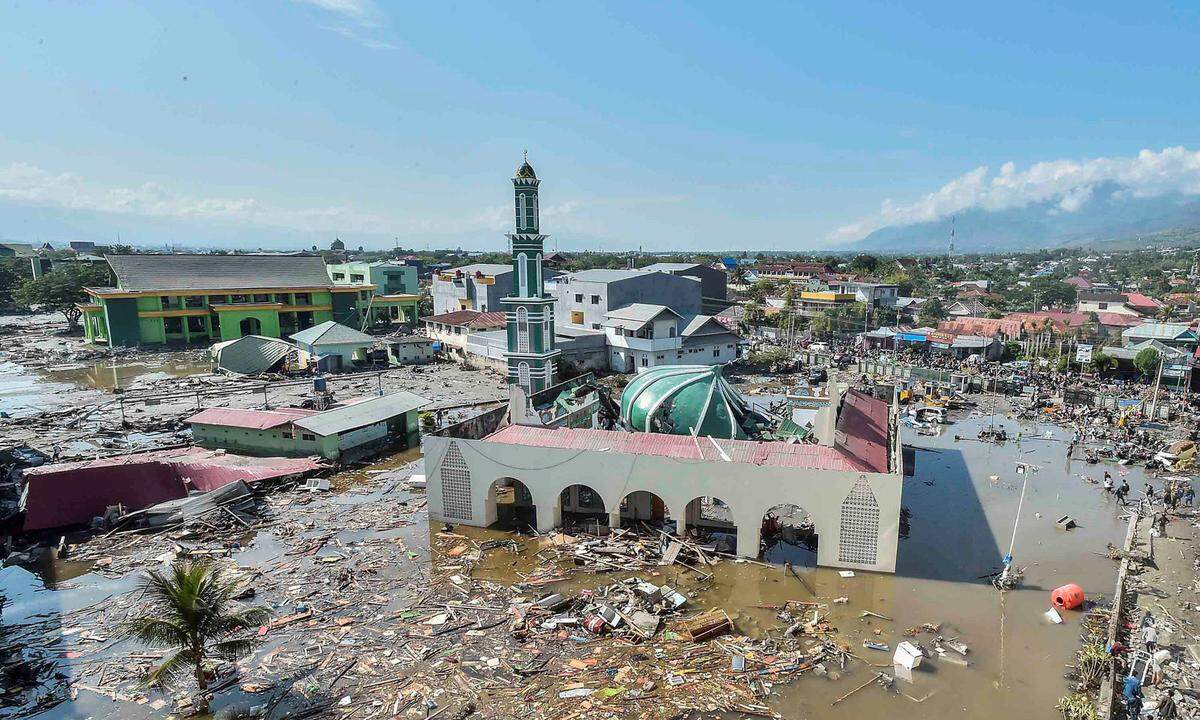 Viele Bewohner von Palu zimmerten sich notdürftige Unterkünfte oder schliefen aus Angst vor weiteren Beben im Freien. Vielerorts gab es keinen Strom. Im Bild die schwer beschädigte Baiturrahaman Moschee.