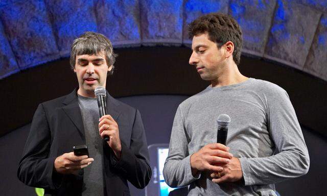Die Google-Gründer Larry Page (li) und Sergey Brin wollen keine Chefs mehr sein