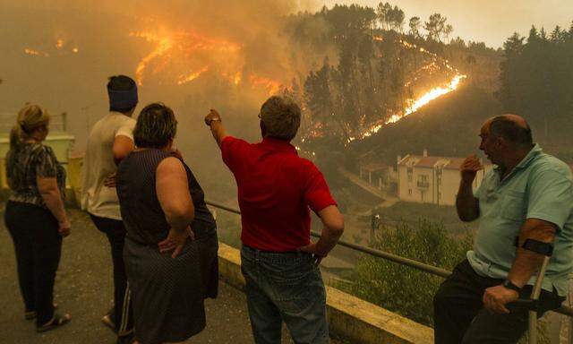 Ein Bild vom Sonntag - nach wie vor ist der Waldbrand in Portugal nicht unter Kontrolle.