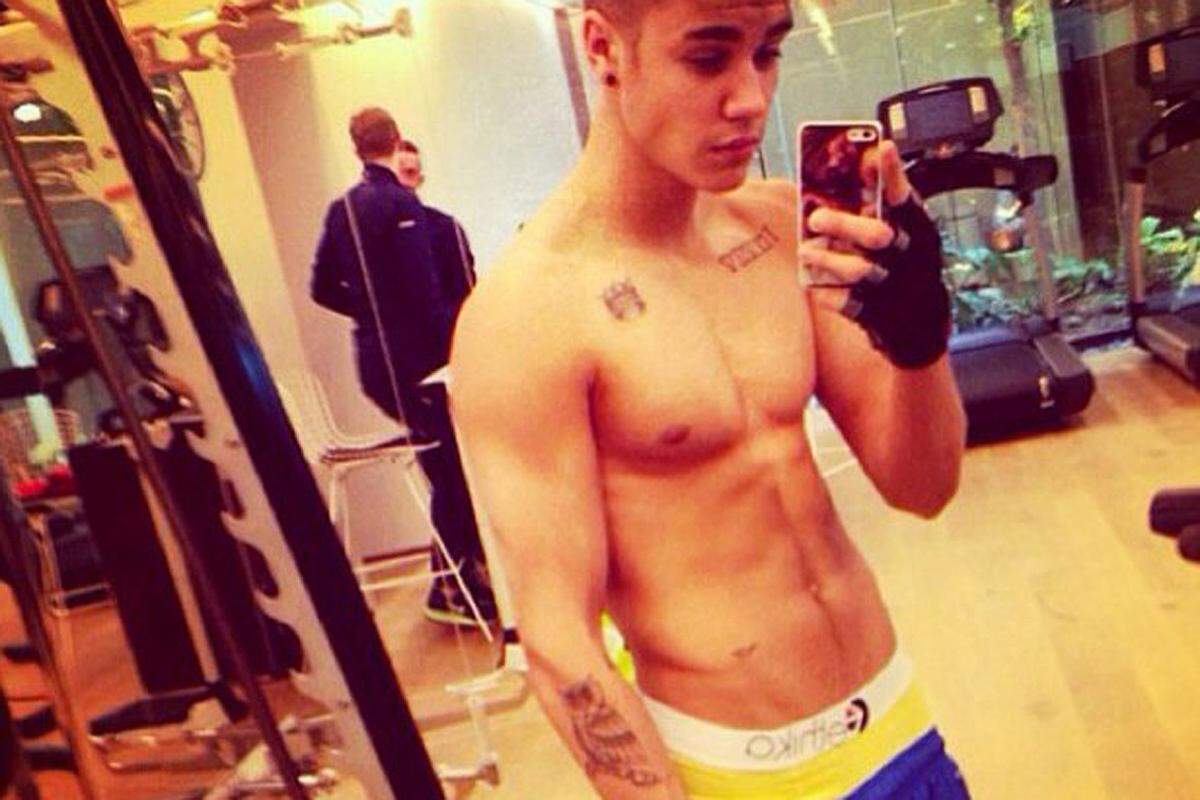 Und was wäre eine Waschbrettbauch-Diashow ohne Teen-Star Justin Bieber. Der zeigt - ob auf Twitter, Facebook oder Instagram - seinen Fans gerne seinen gestählten Bauch. Ob das schon für einen Eightpack reicht? Einer hat ihn zumindest schon ...