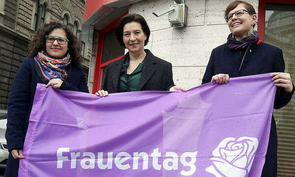 INTERNATIONALER FRAUENTAG - HISSEN DER FRAUENTAGSFAHNE: HEINISCH-HOSEK / BRUNNER / HOFFMANN