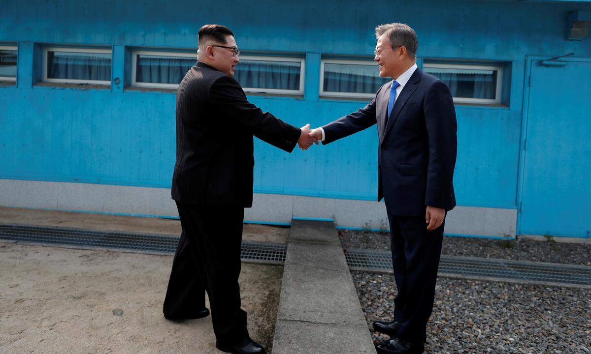 Im Angesicht des Feindes. Die Staatschefs beider koreanischer Staaten standen sich zwischen zwei blauen Baracken im Grenzdorf Panmunjom gegenüber, schüttelten sich lächelnd die Hände und tauschten Worte der Begrüßung. "Es ist schön, Sie zu sehen", sagte Südkoreas Präsident Moon (65) zu seinem jüngeren Gast Kim (34).