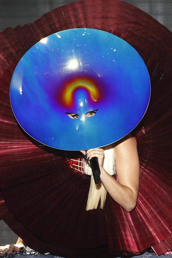 Nämlich eine Art überdimensionalen blitzblauen Wok. Ach ja, Preise gab es für Lady Gaga auch noch.