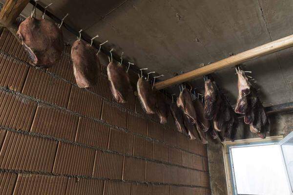 In einer dunklen Kammer baumelt selbstgeräucherter Speck von den hofeigenen Schweinen. Er wird mit Wacholder ein bis zwei Tage kaltgeräuchert, reift dann ein paar Monate weiter, bis er verzehrt werden kann. Selbstgemachte Qualitätsprodukte gehören hier zu jeder Jause.