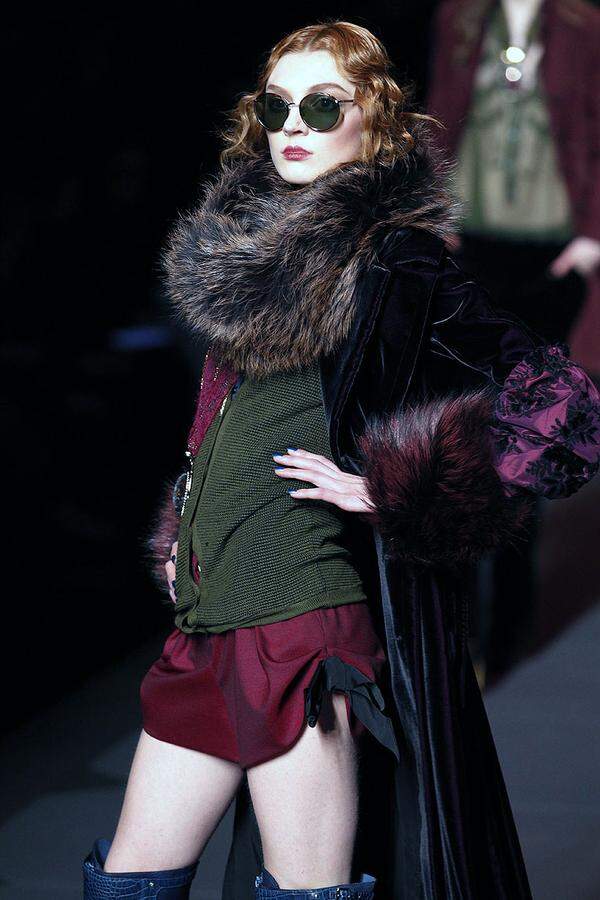 Experten gehen nicht davon aus, dass die Modemarke Dior, die von Frankreichs First Lady Carla Bruni gerne bei offiziellen Anlässen getragen wird, durch die Affäre Schaden nimmt.