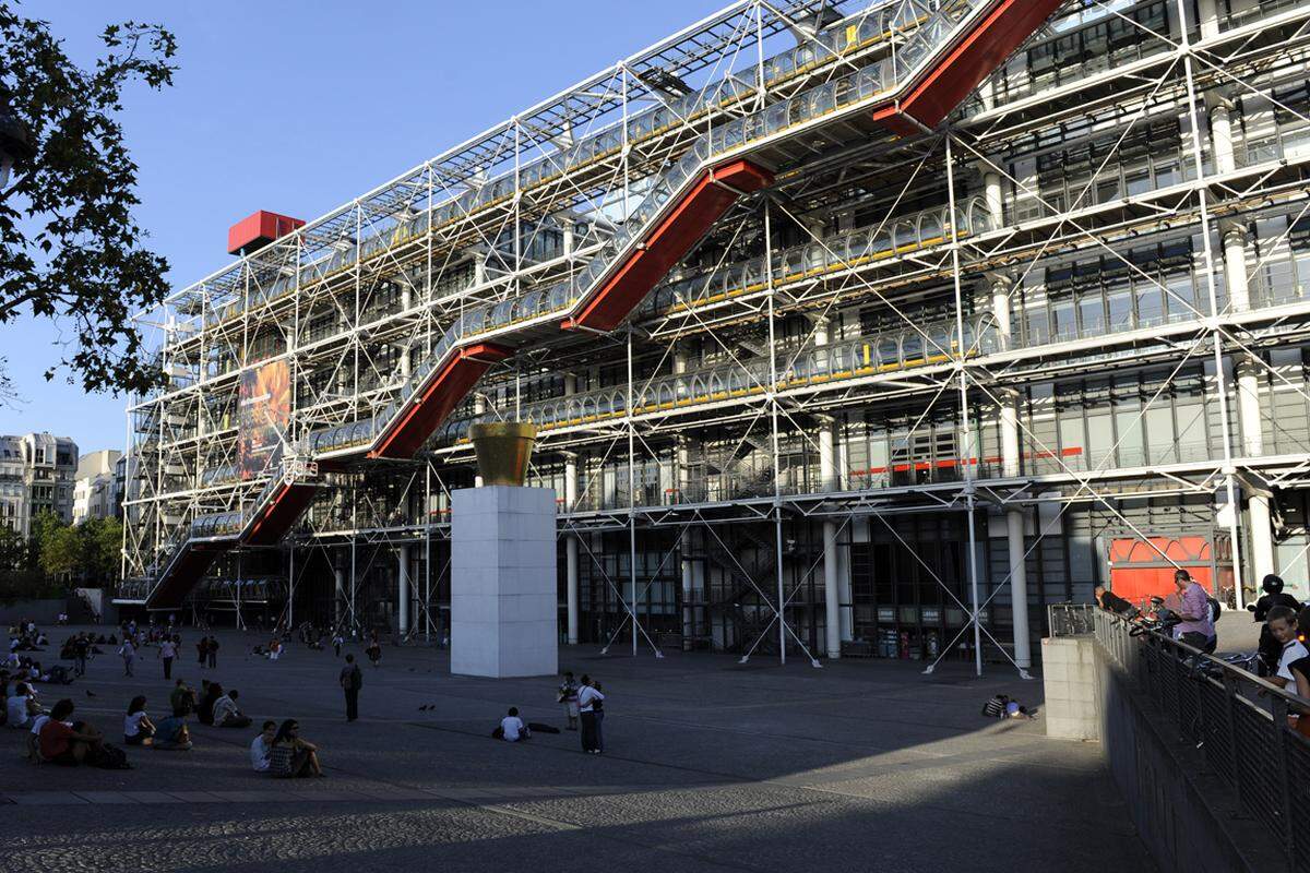 Zwischen Genua und seinem Büro im Pariser "In"-Viertel Marais pendelt Renzo Piano. Er entwirft aufwendig auch heute noch unweit des weltbekannten Bauwerks, das ihm in den 1970er Jahren den Durchbruch brachte: Das Ausstellungs-"Schlachtschiff" Centre Pompidou mit der futuristischen Stahlkonstruktion ...