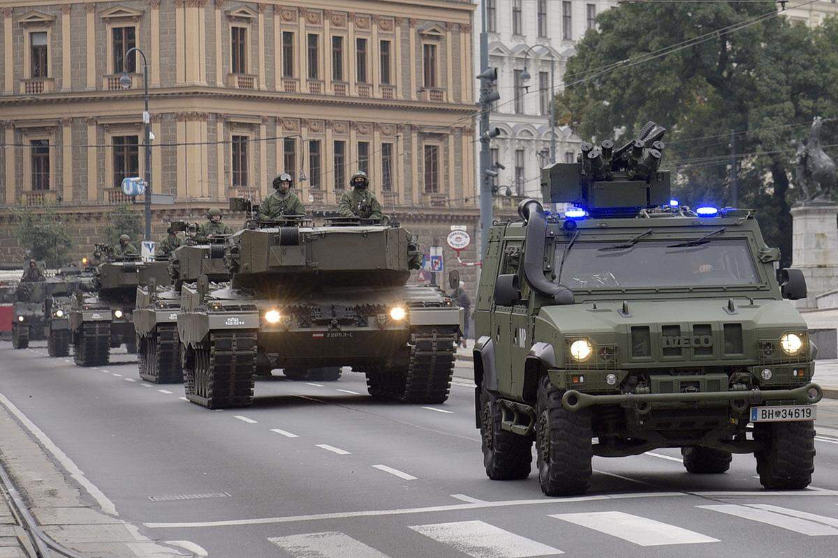 Ein ungewöhnliches Bild hat sich Freitagvormittag in der Wiener Innenstadt geboten: Panzer und andere schwere Militärfahrzeuge rollten über den Ring - allerdings in friedlicher Absicht, steht doch die jährliche Heeres-Schau zum Nationalfeiertag an.