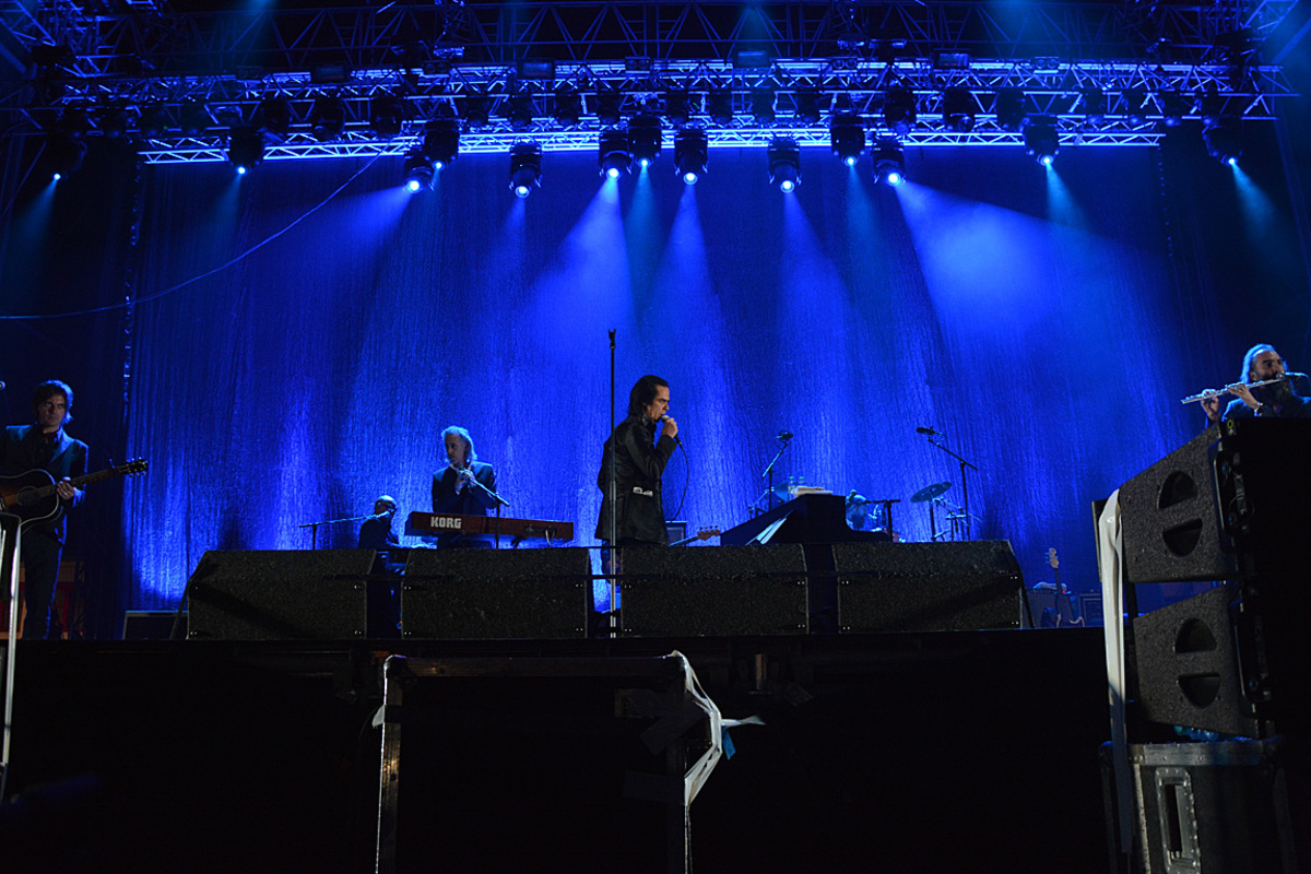 Der große, der düstere Nick Cave begann mit "We No Who U R" aus dem wunderbaren "Push the Sky Away", dem aktuellen 15. Album, das er mit den Bad Seeds aufnahm. Der Australier exerzierte seine drei Grundthemen - Tod, Gott und die Frauen - direkt am Publikum auf- und abtrabend.