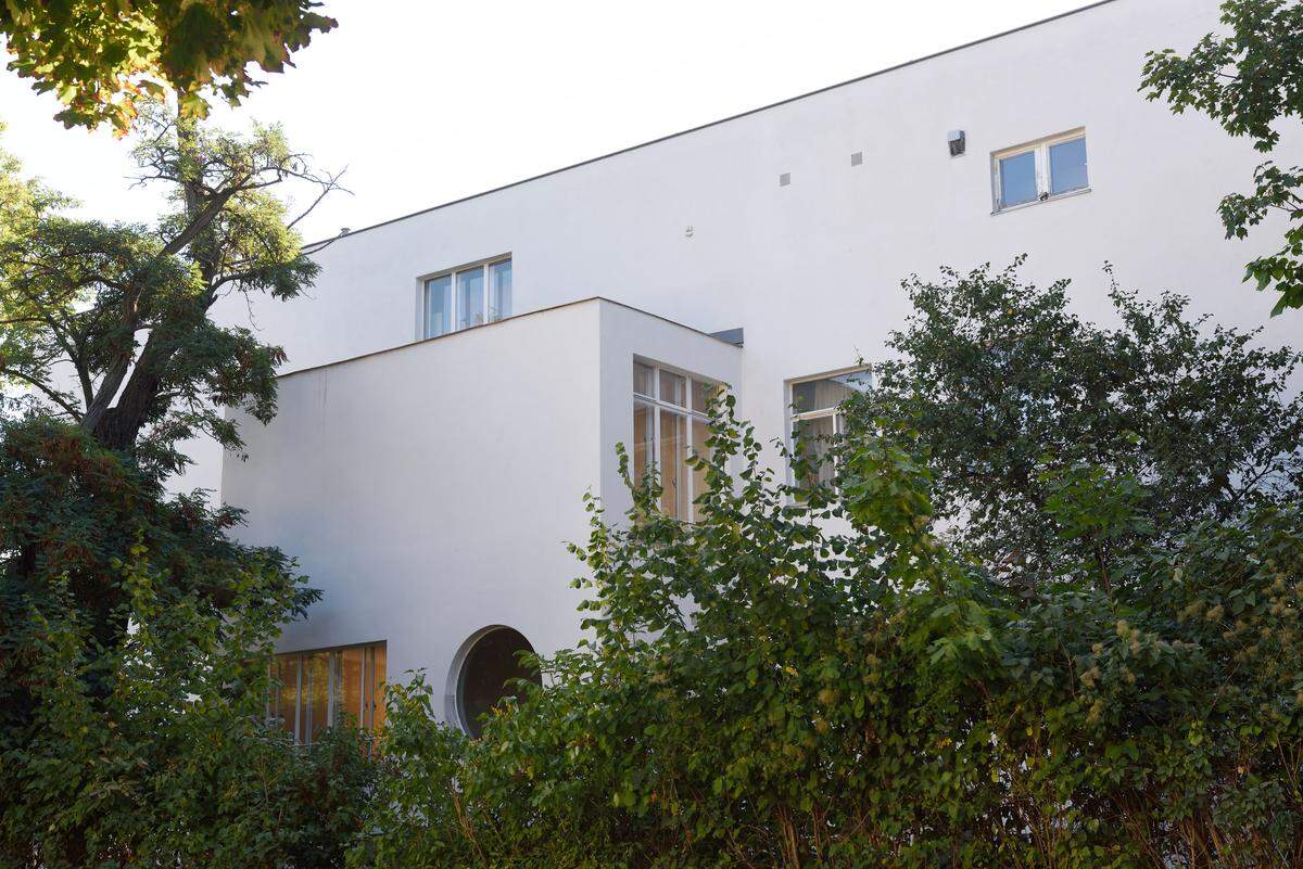 Die elegante Leichtigkeit der rund 800 Quadratmeter großen Villa repräsentiert die im internationalen Vergleich um 1930 entwicklungsfähigste Position einer eigenständigen Wiener Moderne.