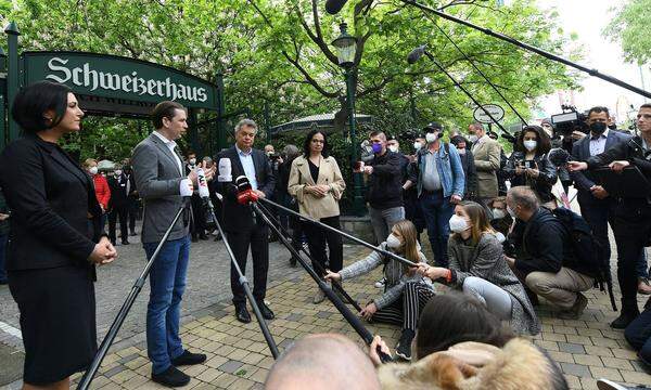 Ein medienwirksames Treffen der Regierungsspitze, das von Kurz- und Coronamaßnahmen-Gegnern gestört wurde. 