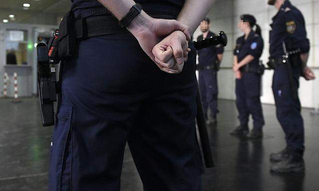 Polizeiaufgebot zum Prozessstart im Wiener Landesgericht Anfang Juni