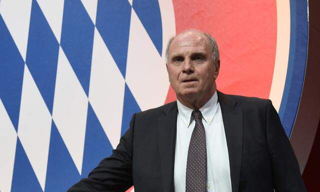 „In der Kabine muss Deutsch gesprochen werden", meint Uli Hoeneß.