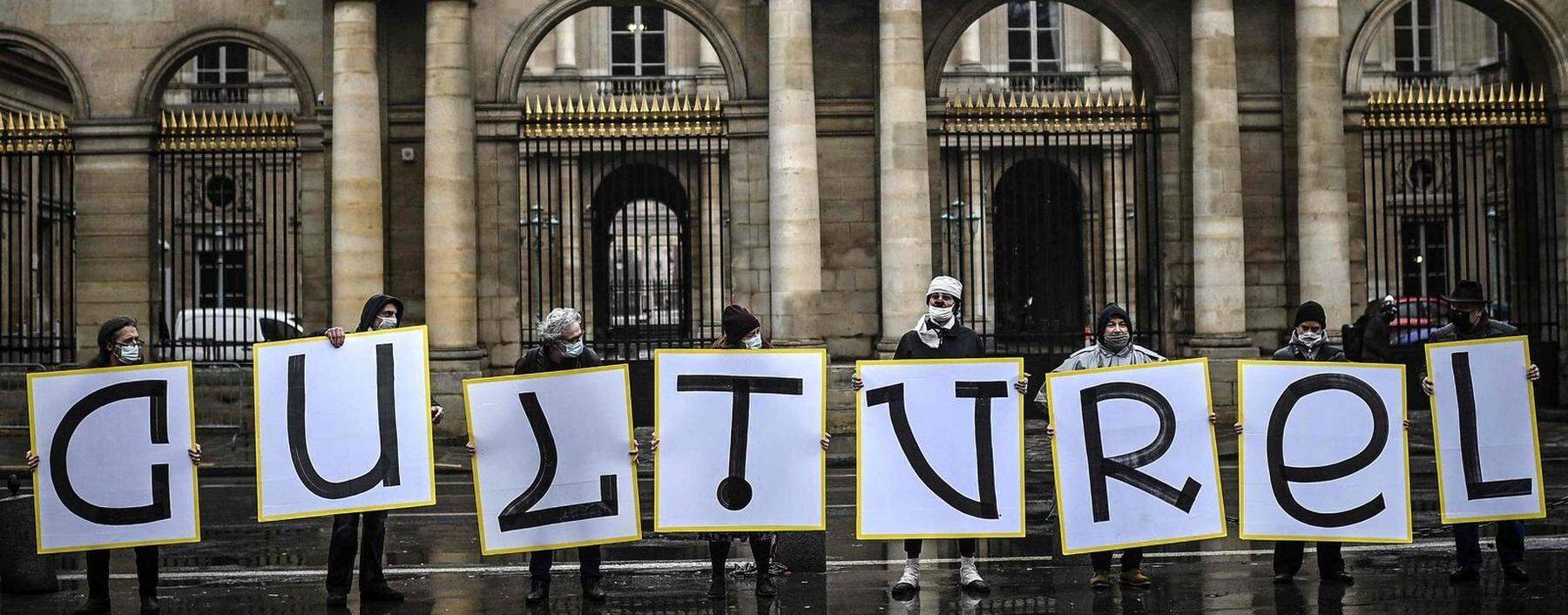 Allerorten wehren sich Kulturschaffende und -freunde gegen die massiven Einschränkungen in der Covid-Pandemie. Im Bild: Demonstranten vor dem Conseil d'État in Paris. Oft beschwören sie dabei die besondere Bedeutung der Kultur.