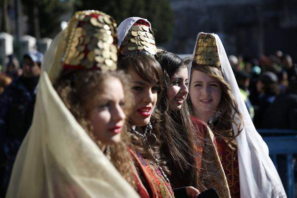 Mädchen in traditionell palästinensischer Weihnachtstracht in der Geburtskirche in Bethlehem.