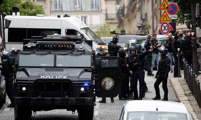 Polizisten in der Nähe des iranischen Generalkonsulates in der Rue Fresnel in Paris.