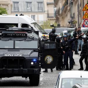 Polizisten in der Nähe des iranischen Generalkonsulates in der Rue Fresnel in Paris.