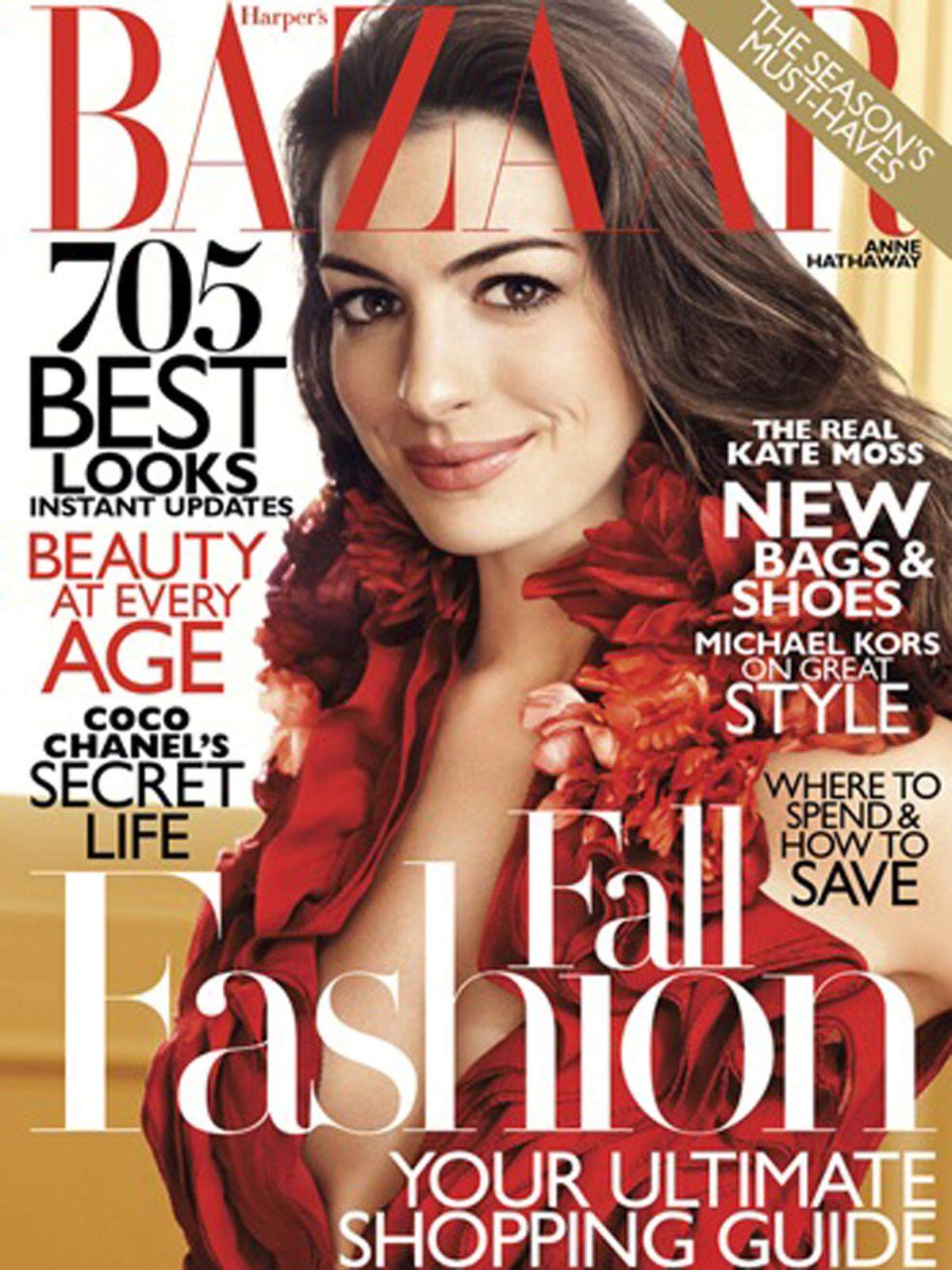 Ebenfalls recht maskenartig wirkt Anne Hathaway am Cover von Harper's Bazaar.