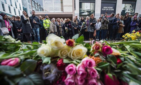 Trauernde vor dem Anschlagsort.