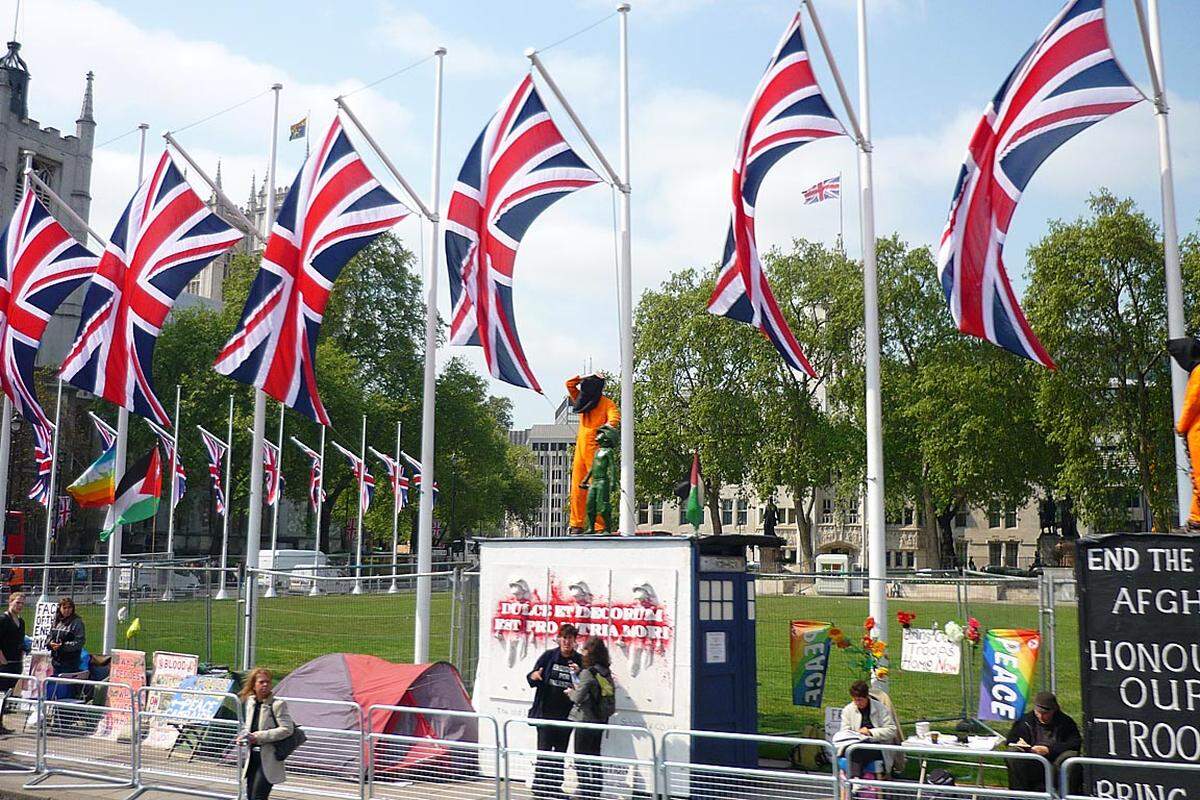 Vor dem Parlament hatte sich am Donnerstag eine Gruppe von Guantanamo-Kritikern aufgebaut.