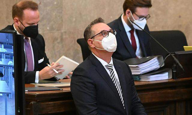 Heinz-Christian Strache wieder auf der Anklagebank (im Hintergrund v. li. die Anwälte Johann Pauer und Andreas Pollak).