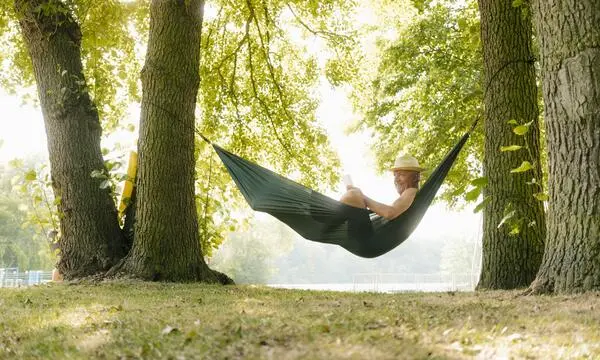 Früher in die Hängematte? Männer müssen länger auf die Pension warten. Nur wegen des früheren Antrittsalters das amtliche Geschlecht zu wechseln, ist aber verboten.