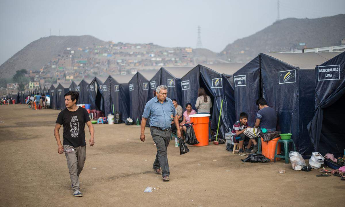Mehrere Staaten schickten Hilfslieferungen. Allein Kolumbien brachte 30 Tonnen Material nach Peru, darunter 1.000 Lebensmittelpakete, 3.000 Decken und 1.600 Zelte. Im Bild ein Notlager in Huachipa, im Osten von Lima.