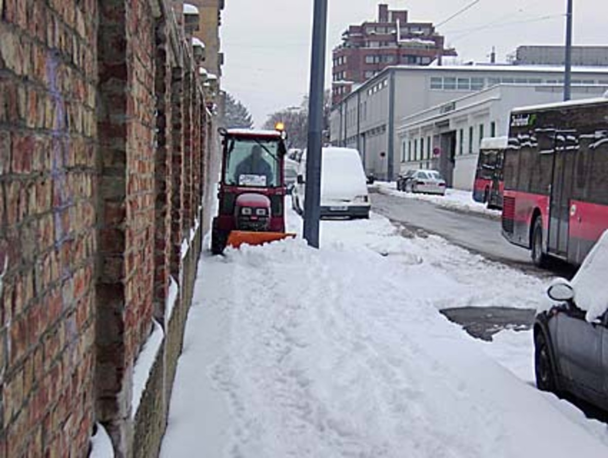1400 Mitarbeiter der MA48 sind im Räumeinsatz, hinzu kommen zahlreiche private Dienste, die die Straßen und Gehsteige schneefrei halten sollen.