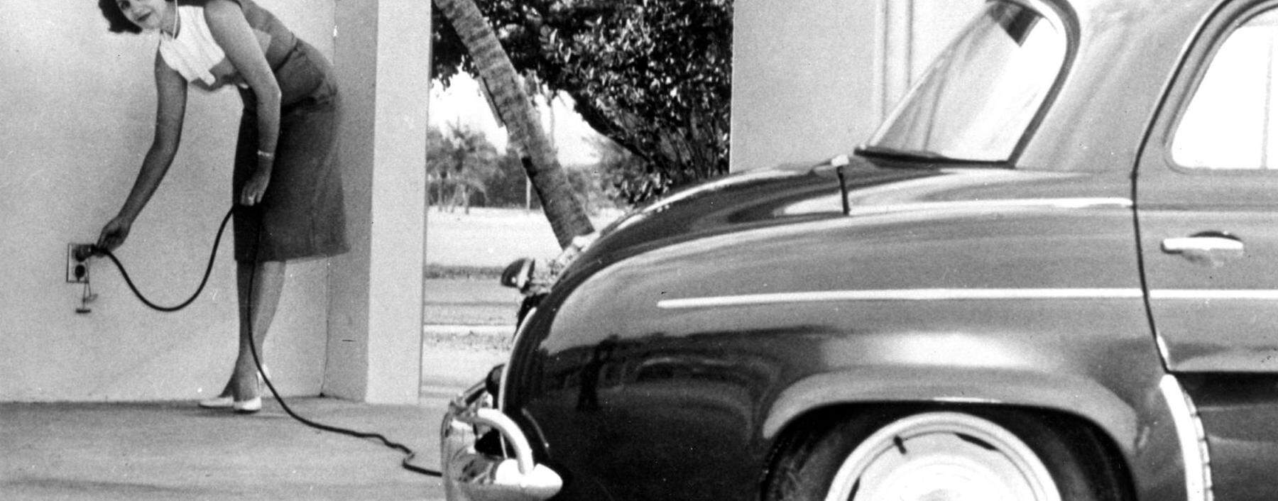 Laden mit 110 Volt. In den USA bot die Henney Motor Company in den 1960er-Jahren den „Henney Kilowatt“ an, ein Elektroauto mit einer Reichweite bis zu 105 Kilometer. Verkauft wurden von ihm lediglich 47 Stück.