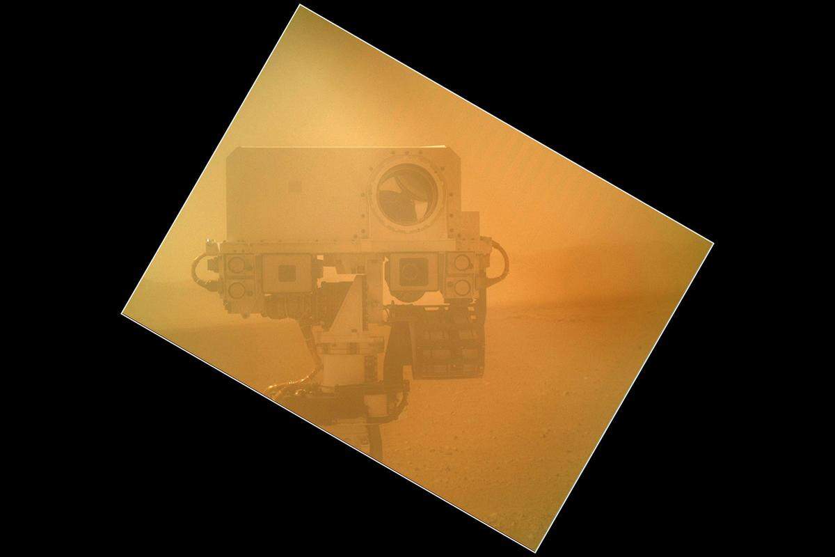 Seit "Curiosity" Anfang August auf dem Mars gelandet ist, hat der Rover er zahlreiche beeindruckende Bilder zur Erde geschickt. Dieses Selbsporträt fertigte der Roboter mit einer Kamera an seinem Arm an.