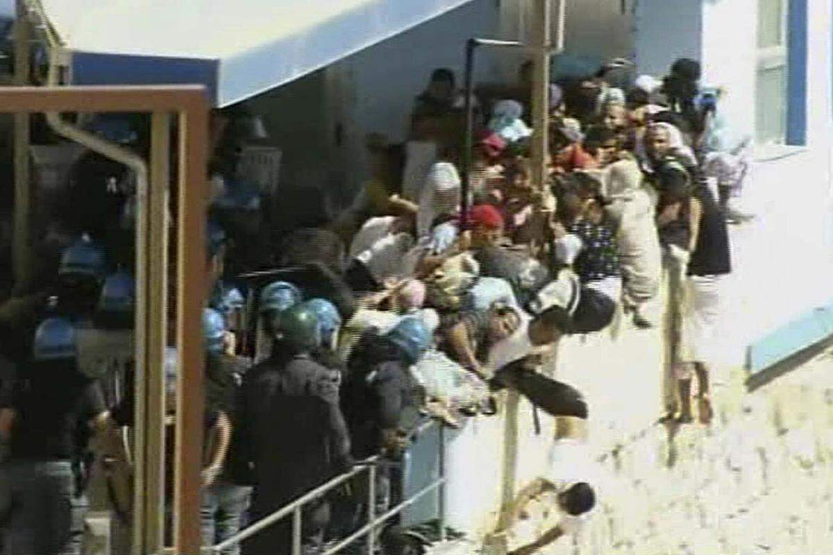 Die Migranten wurden zurück ins Lager gebracht.