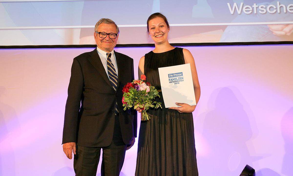 Tirols bestes Familienunternehmen ist die Wetscher GmbH aus dem Zillertal: Bankhaus Spängler-Aufsichtsratsvorsitzender Heinrich Spängler beglückwünscht Wetscher-Repräsentantin Anna Wetscher.