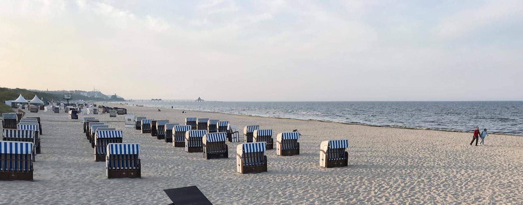 In Hitzesommern stellt Usedom mit seinen Strandkörben eine einladende Alternative dar.