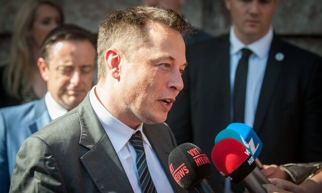 Tesla-Chef Elon Musk kommt nach dem Chaos um einen Börsenrückzug des Elektroautobauers mit einem blauen Auge davon