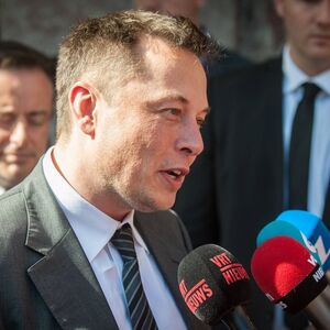 Tesla-Chef Elon Musk kommt nach dem Chaos um einen Börsenrückzug des Elektroautobauers mit einem blauen Auge davon