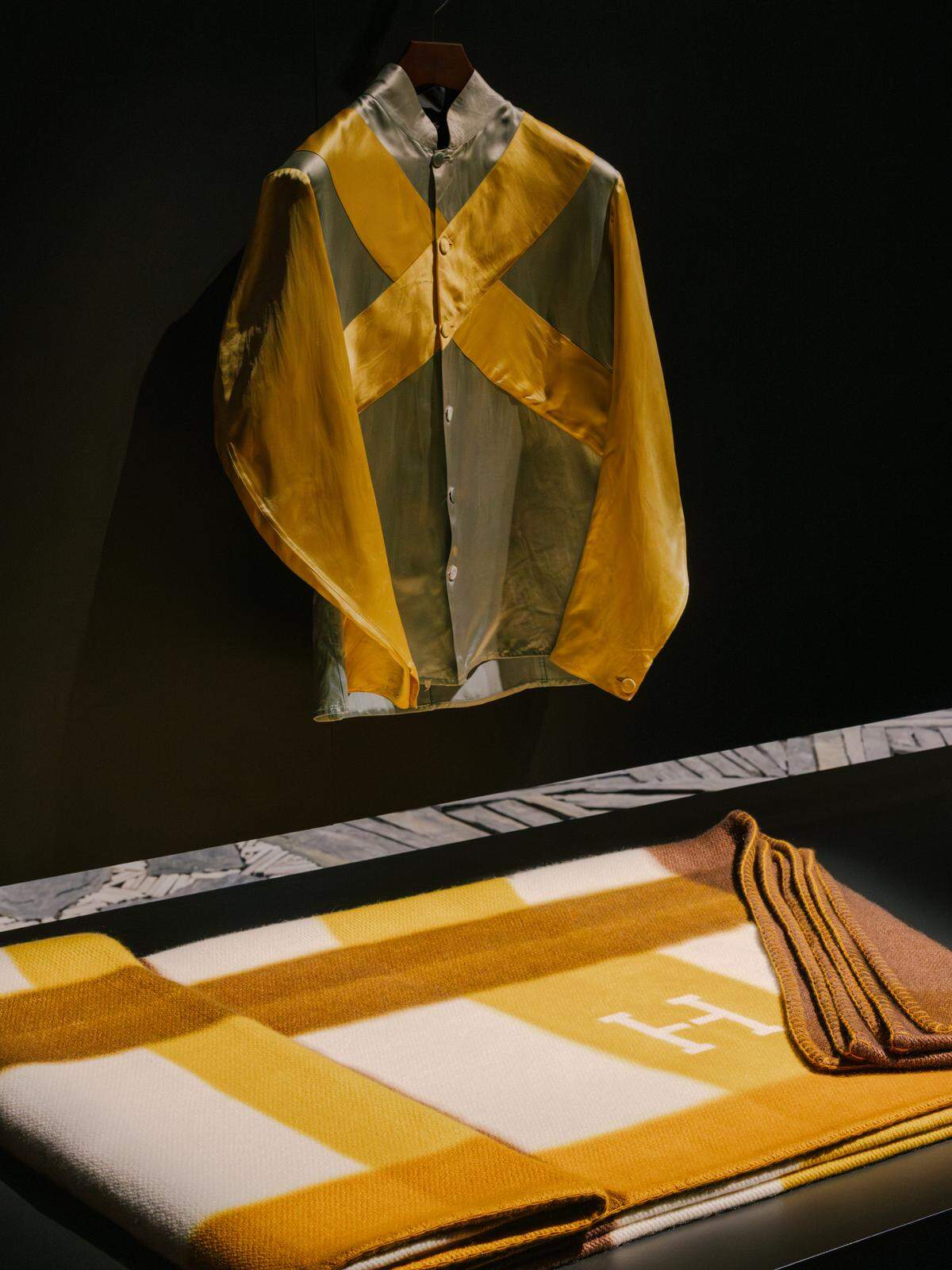 Zeitreise. Hermès feiert 100-jähriges Bestehen des Stammhauses und, daran angelehnt, den „Esprit du Faubourg“.  In Mailand zeigte das Maison Seite an Seite Neues aus der Home-Kollektion und Inspirierendes aus dem Archiv, etwa Jockey-Jacken. 