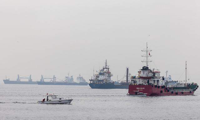 Handelsschiffe, darunter auch Schiffe, die am Schwarzmeergetreidehandel beteiligt sind, warten vor der Küste von Yenikapi in Istanbul auf die Durchfahrt durch den Bosporus.