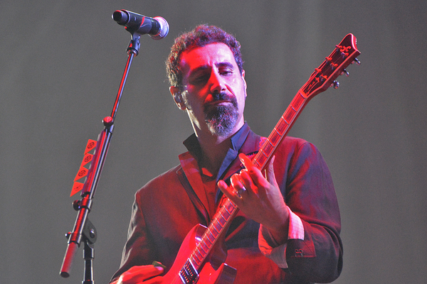 Härtere, und deutlich ernstere Klänge ertönten kurz vor Mitternacht auf der Hauptbühne beim Headliner-Auftritt der wiedervereinigten System of a Down.Wer lieber auf der elektronischen Welle bleiben wollte, blieb entweder bei der Green Stage (Nero) oder pilgerte in den Night Park zu Major Lazer.Weiter: Rückblick auf Tag eins des Frequency Festivals 2013