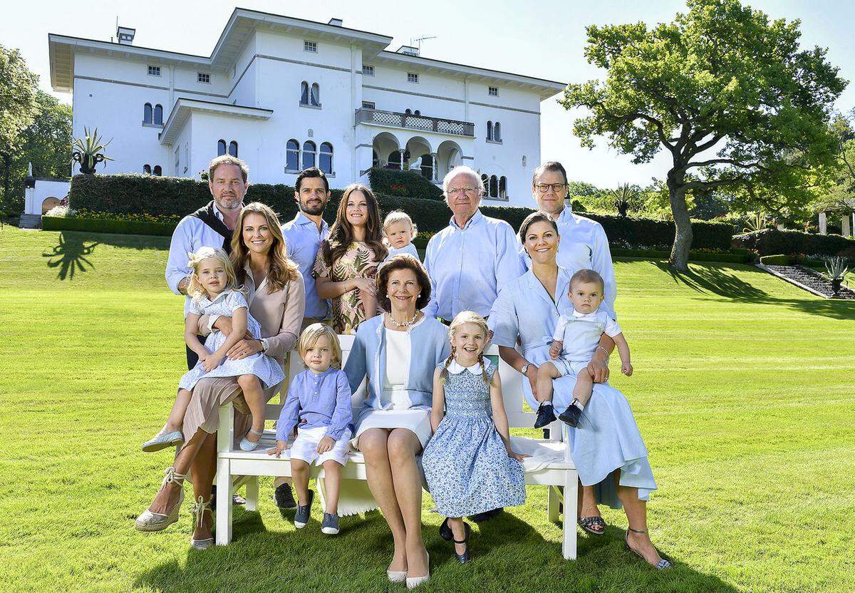 Die Schwangerschaftsmeldungen aus dem Königshaus wurden in der letzten Zeit fast schon inflationär verkündet. Das zweite Kind von Prinz Carl Philip und seiner Frau ist das sechste Baby in fünf Jahren, mit Prinzessin Madeleines neuem Nachwuchs werden es dann sieben Enkelkinder sein. für die schwedische Königsfamilie. Die Ehen der drei Kinder von König Carl Gustaf und Königin Silvia dürften also recht glücklich sein. Der Letztstand der königlichen Familie wurde im Juli 2017 erst auf Schloss Solliden festgehalten - vorne v. l. n. r.: Prinzessin Leonore, Prinzessin Madeleine, Prinz Nicolas, Königin Silvia, Prinzessin Estelle, Kronprinzessin Victoria, Prinz Oscar; hinten v. l. n. r.: Christopher O'Neill, Prinz Carl Philip, Prinzessin Sofia, Prinz Alexander und Prinz Daniel.