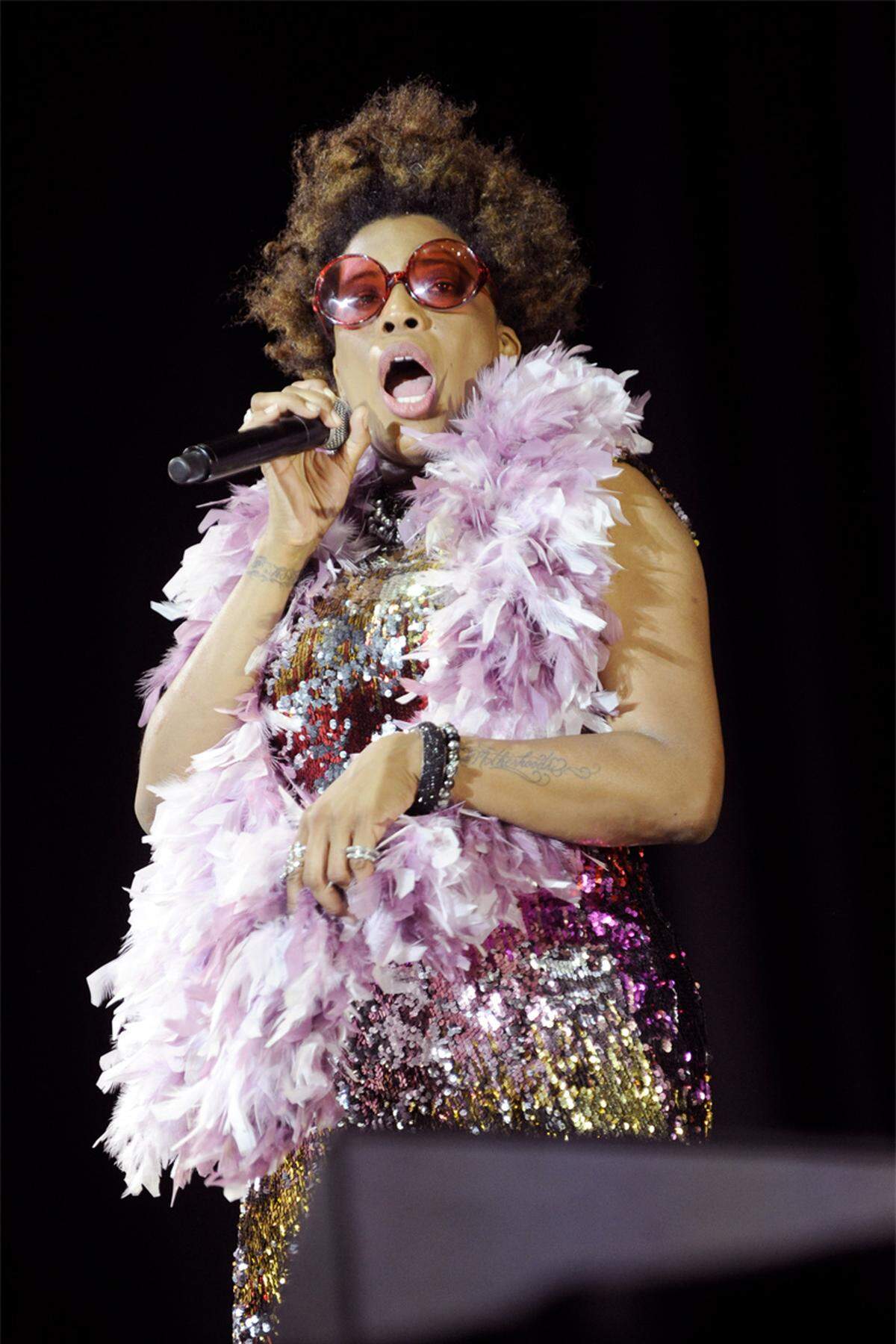 Wahre Euphorie war auch bei Hauptstage-Headlinerin Macy Gray über weiter Strecken nicht zu spüren. Beim Auftritt der mit rosa Sonnenbrille und bunter Federboa ausgestatteten Soul-Sängerin, die Ende der 1990er-Jahre mit ihrem Hit "I try" auch hierzulande Chartserfolge feierte, wäre durchaus noch Platz im Publikum gewesen.