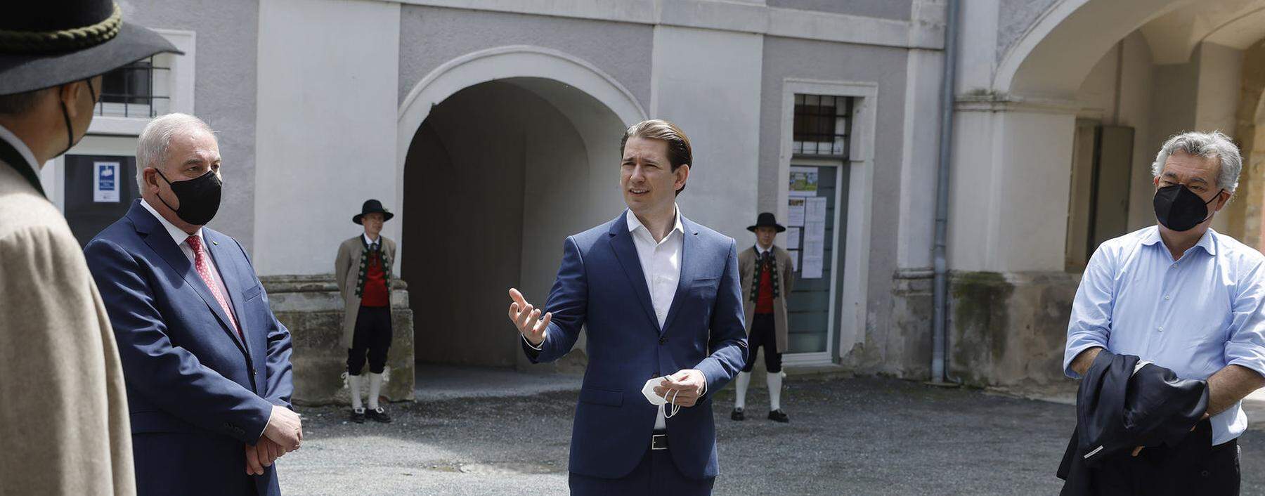 Sebastian Kurz und Werner Kogler im Mai bei einem Steiermark-Besuch. Wie andere Landeshauptleute ist mittlerweile auch Hermann Schützenhöfer (2. v. l.) auf Distanz zu Kurz gegangen.