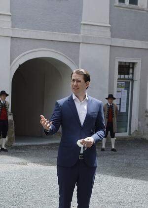 Sebastian Kurz und Werner Kogler im Mai bei einem Steiermark-Besuch. Wie andere Landeshauptleute ist mittlerweile auch Hermann Schützenhöfer (2. v. l.) auf Distanz zu Kurz gegangen.