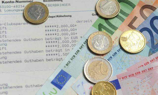 Einige Banken aus Deutschland und der Schweiz wollen Sparer stärker zur Kasse bitten. 
