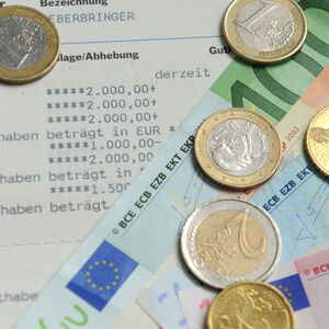 Einige Banken aus Deutschland und der Schweiz wollen Sparer stärker zur Kasse bitten. 