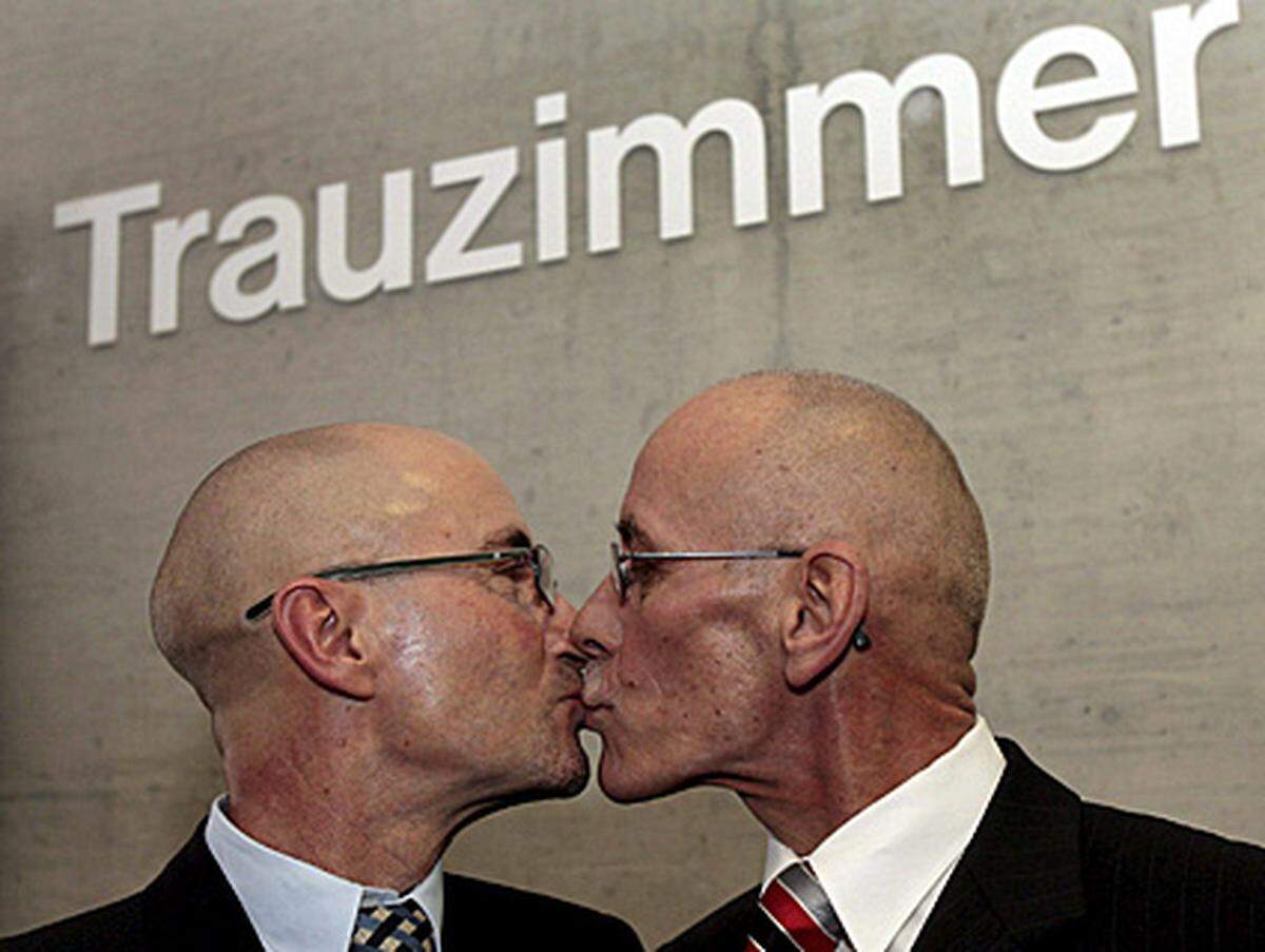In vielen Ländern ist es möglich, homosexuelle Partnerschaften standesamtlich eintragen zu lassen. In Deutschland ist dies durch das Lebenspartnerschaftsgesetz seit 2001 möglich, in der Schweiz seit 2004.