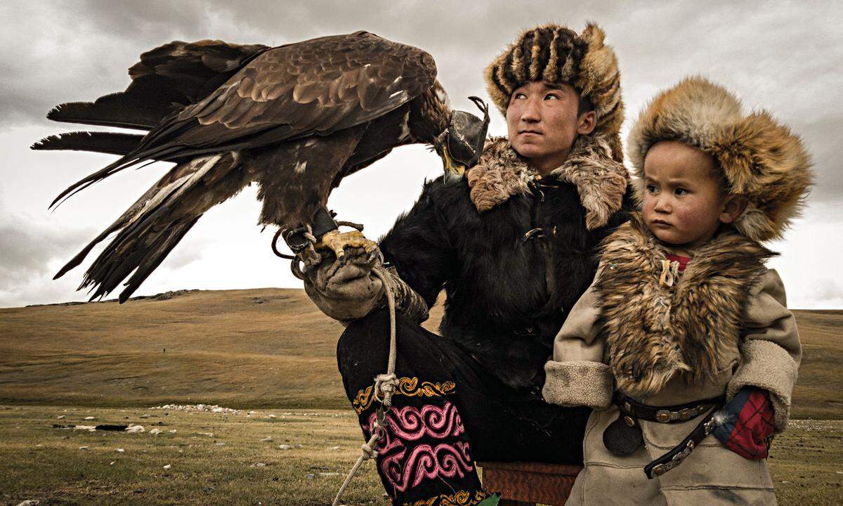 Reisen und fotografieren gehört für viele eng zusammen, vor allem für die Generation Instagram und YouTube, die immer noch etwas dazulernen kann und will. Zum Beispiel auf einer geführten Reise mit einem versierten Outdoorfotografen wie Max Muench. Bei der Selbstfahrer-Fotografiereise „Follow the Tracks" zeigt Muench seine Lieblingsplätze in der Mongolei und leitet eine Meisterklasse in Sachen Video an. Gemeinsam mit dem Veranstalter „Escape to Mongolia" wurde eine Reise in weniger tourismusfrequentierte ­Gegenden zusammengestellt – abgelegene Schauplätze in einem ohnehin so leeren, ­großen Land. Dabei ist man mit dem Jeep und dem Zelt auf eigene Faust unterwegs. Die ­Reise dauert zwölf Tage, führt durch die kühle Steppe, die Wüste Gobi und nah an die Gipfel des Altai-Gebirges heran. Details und Buchung via www.escapetomongolia.com