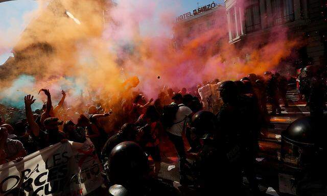 Catalan separatist protesters clash with Mossos d'Esquadra police officers in Barcelona