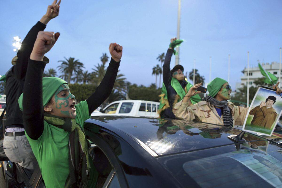 Schon lange rumorte es in Libyen, im Februar aber nahmen die Demonstrationen eine konkrete Form an. Ihre Forderung: Meinungsfreiheit und eine Verfassung, Wohnungen und Arbeitsplätze. Kurz: eine sichere Zukunft. Gaddafi war anderer Meinung: „Alles, was das Volk braucht, ist Essen und Trinken“. Doch das Volk ließ sich nicht mehr einschüchtern.
