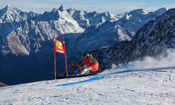 Genau die Wintervorboten, die sich Sölden wünscht: Riesentorlauf-Siegerin Lara Gut-Behrami und die weißen Berggipfel über dem Ötztal. 