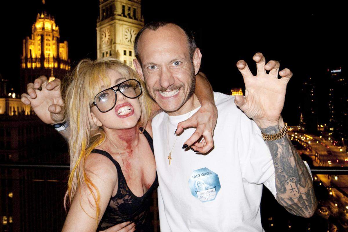 Lady Gaga mit Terry Richardsons Markenzeichen, seiner Nerdbrille.