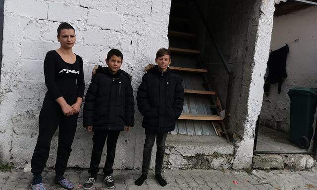 Remzie Gashi mit den Söhnen Ergjent und Sedat auf den Treppen zu ihrer kleinen Wohnung. 